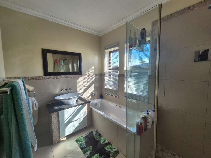 3 Bedroom Property for Sale in Kraaibosch Western Cape